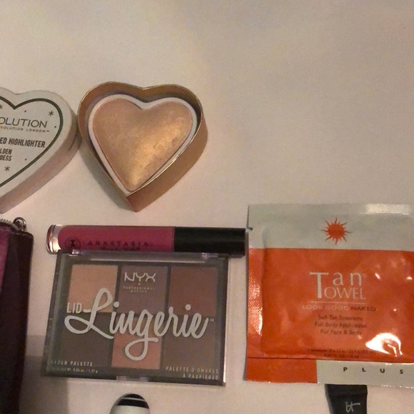 Makeup bundle NOT AVAILABLE - Picture 3 of 8